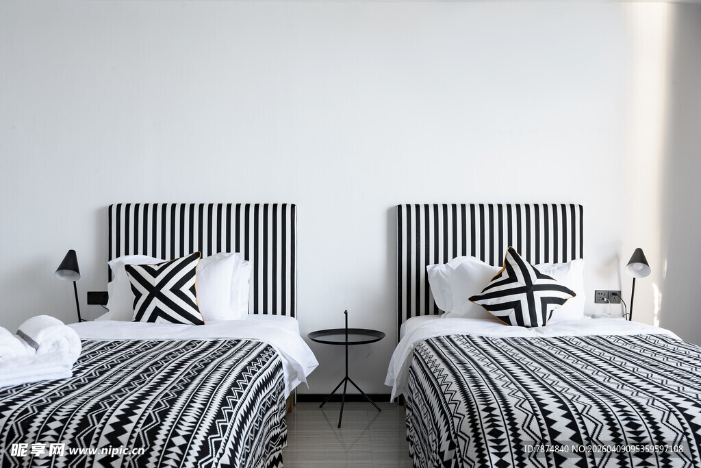 简约黑白条纹风格卧室床铺