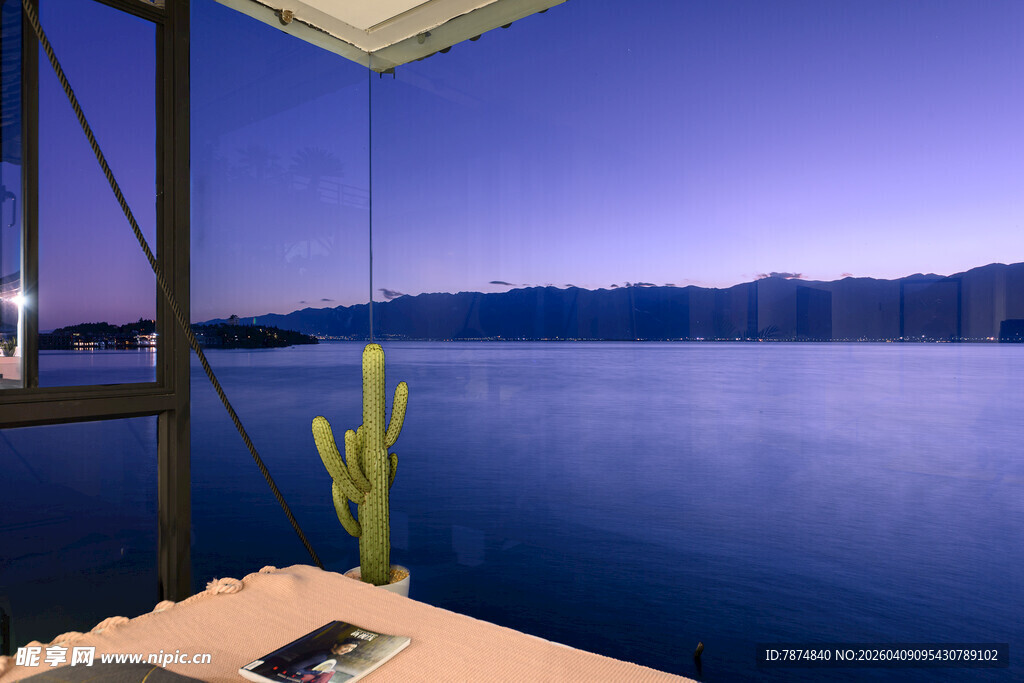 窗边远眺静谧湖景