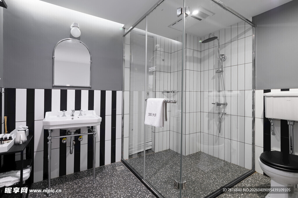 现代简约风黑白浴室空间