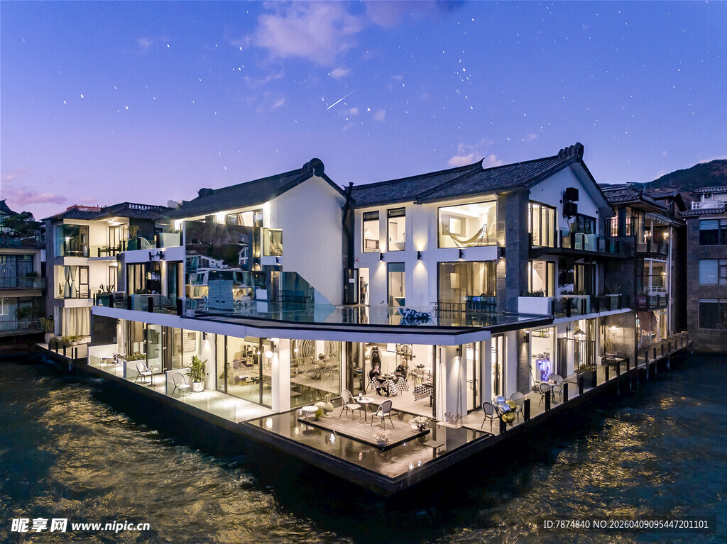 水乡夜景中的璀璨滨水建筑