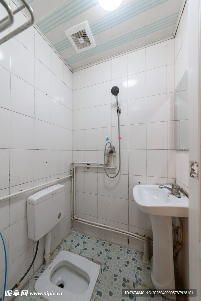 简约卫生间 传统蹲厕配置