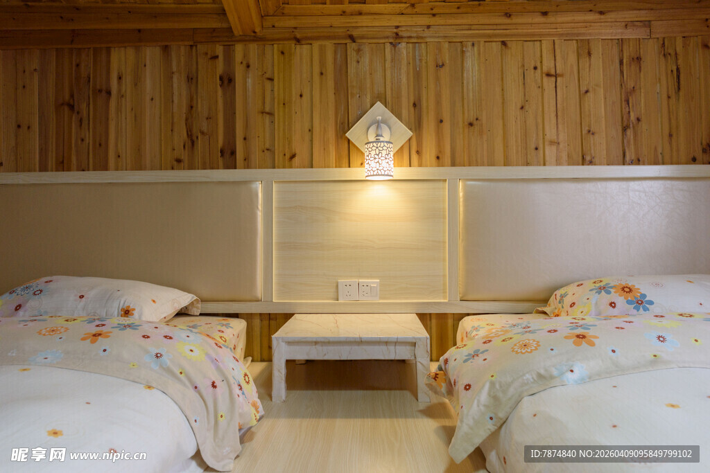 温馨木质双床卧室场景