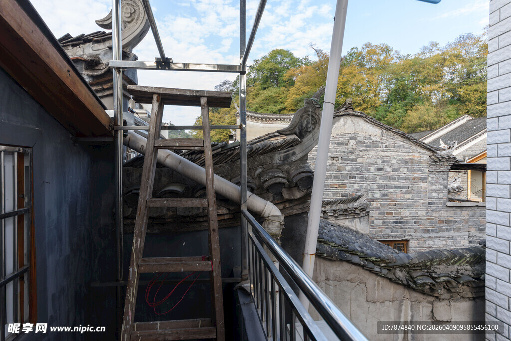 古巷中的木质楼梯与屋舍