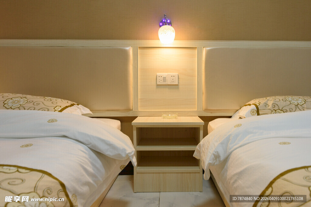 温馨双床卧室场景