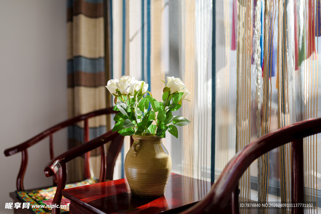 中式窗边桌椅花瓶雅致景
