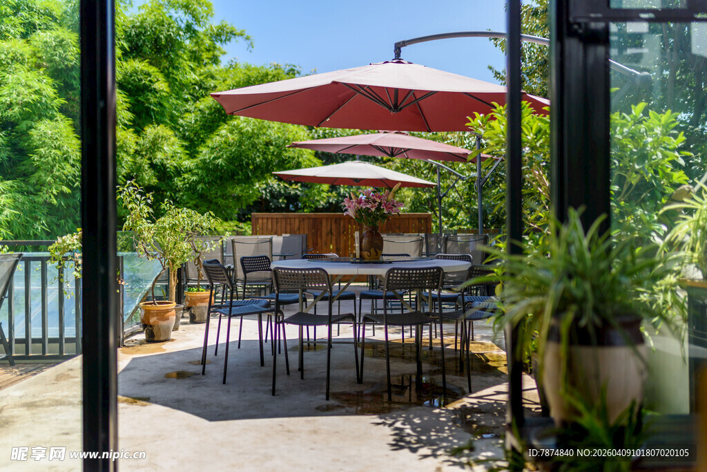 户外绿植环绕的休闲用餐区