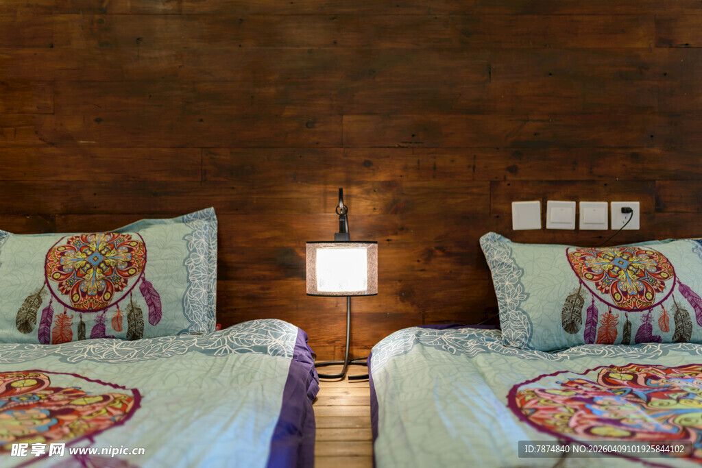 温馨小屋双床卧室场景