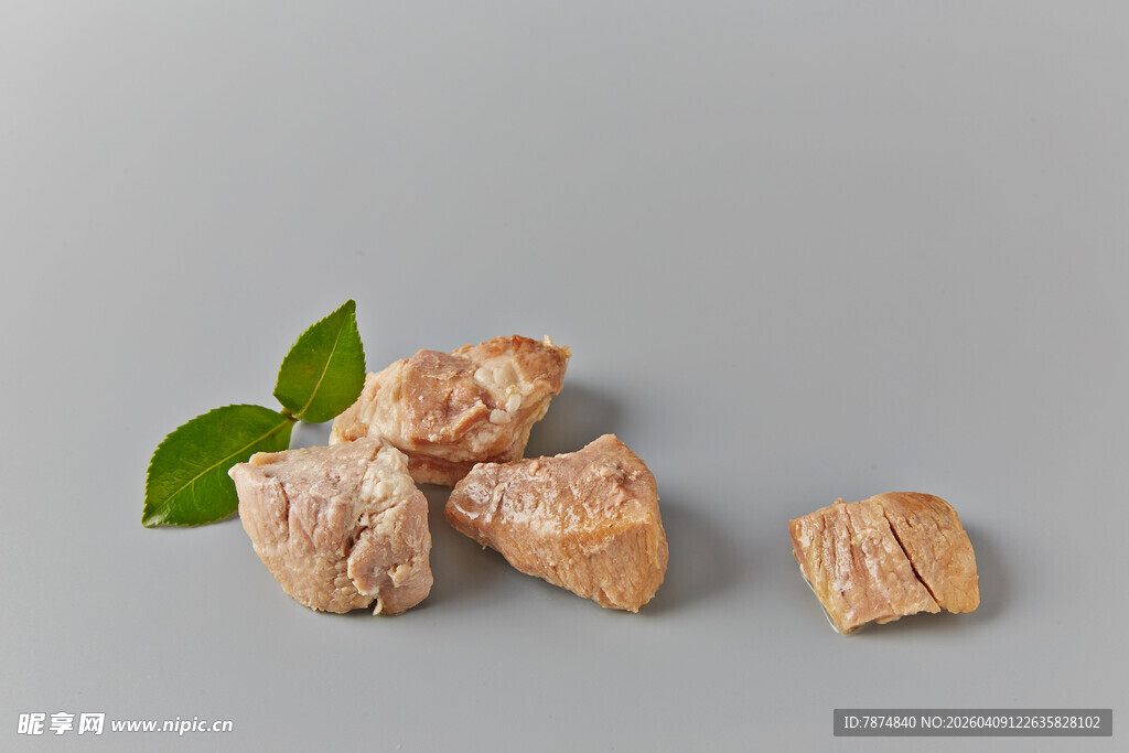 美味肉块配绿叶点缀