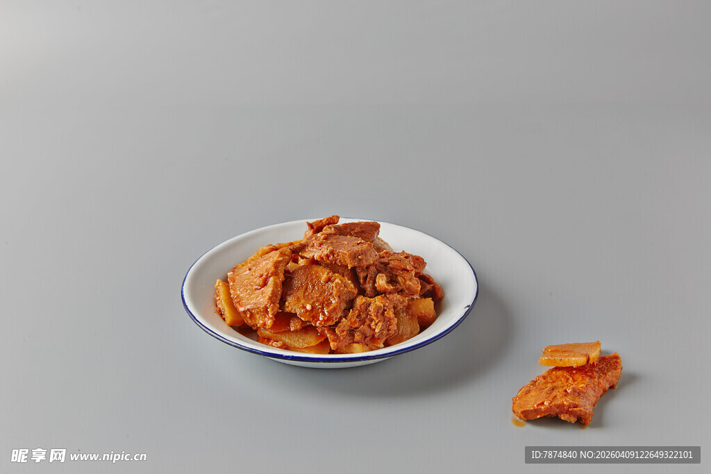 美味肉块盛于碗中