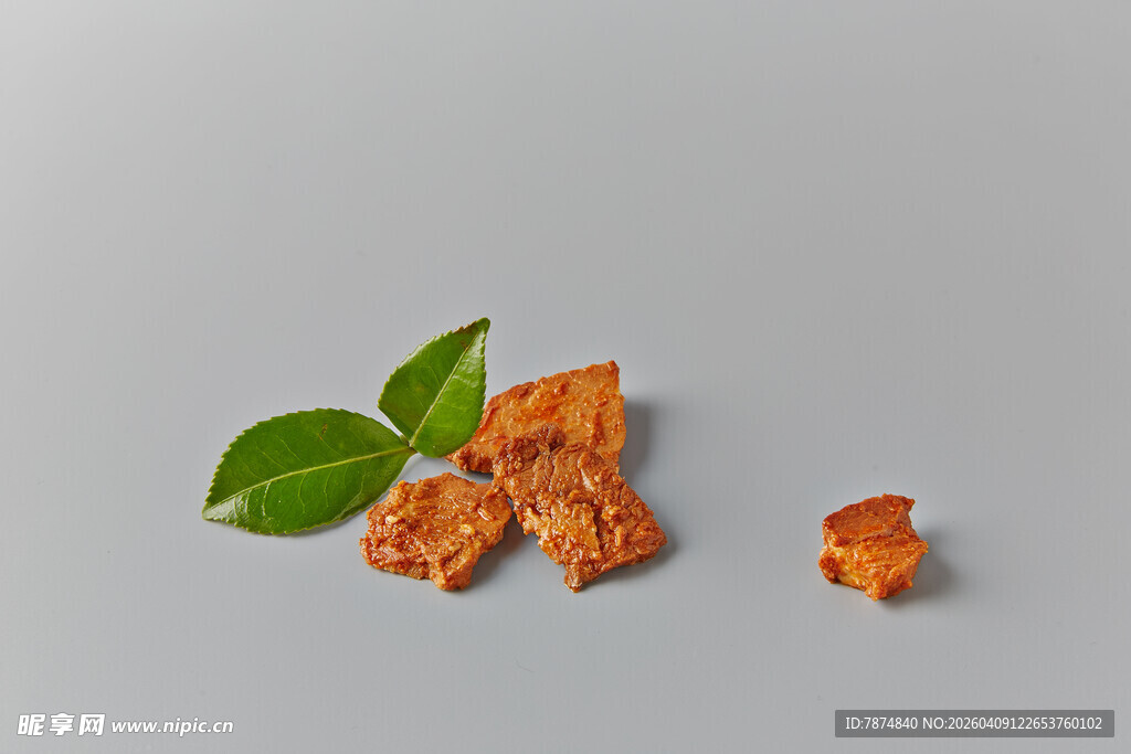 香脆肉块配绿叶点缀