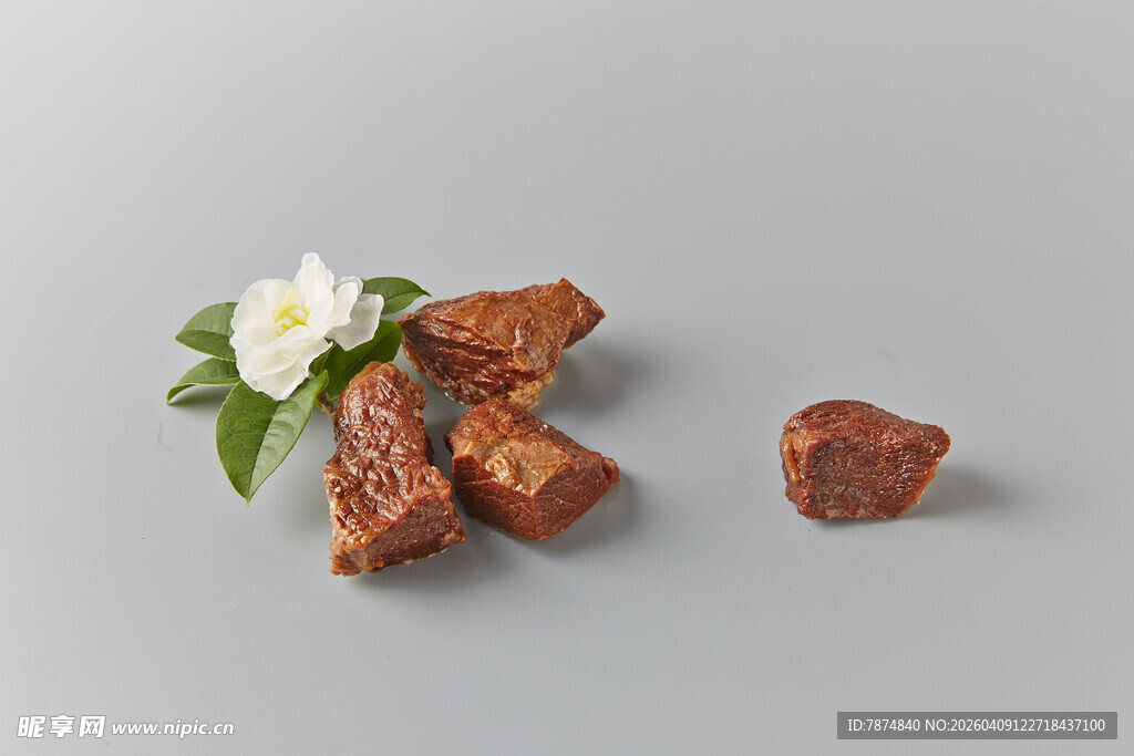 美味卤味肉块配清新小花