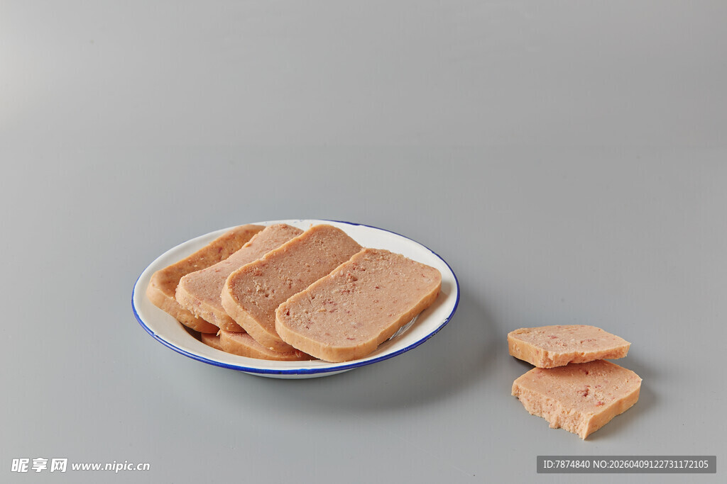 盘中美味午餐肉切片