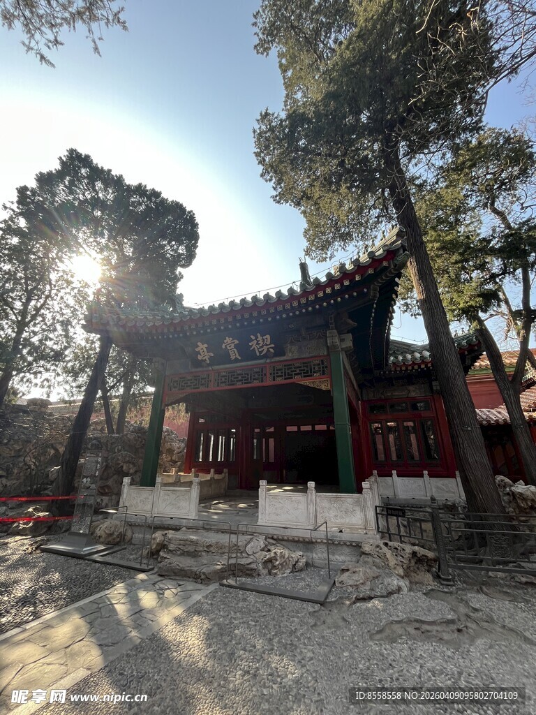 古建庙宇沐浴在阳光下