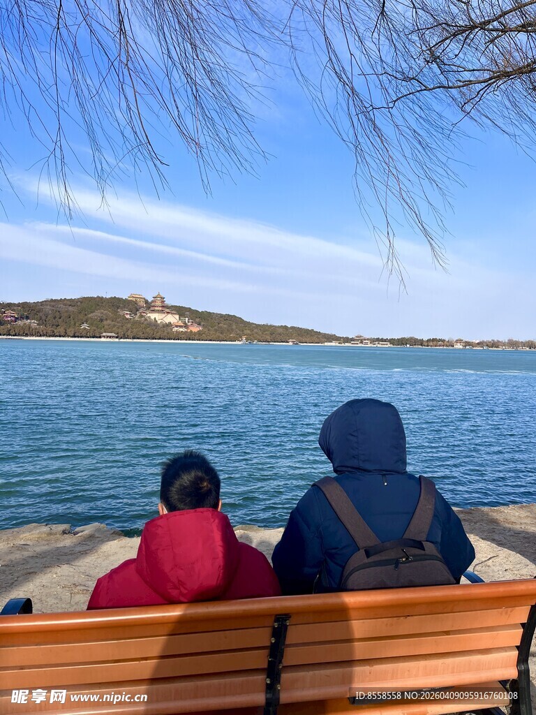 湖畔长椅上的亲子温馨时光