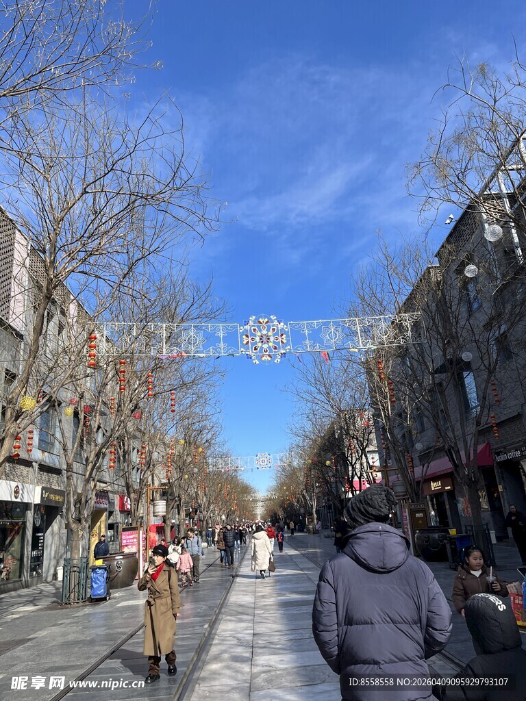 冬日城市街道行人景象