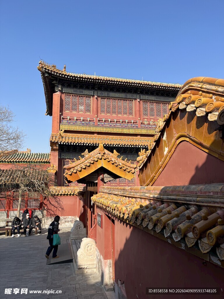 故宫古建筑下的行人景象