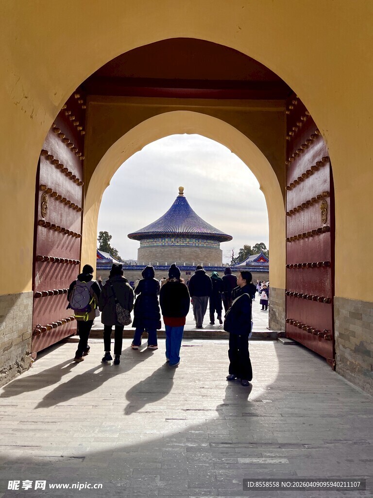 透过拱门看天坛游客