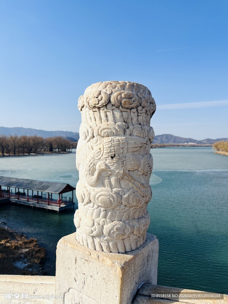 湖畔精美雕刻石柱景观