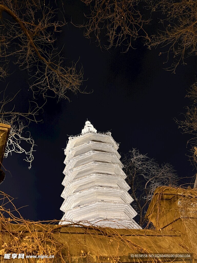 雪夜中的古朴宝塔