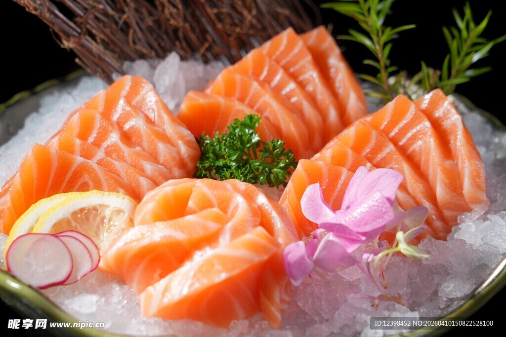 新鲜三文鱼刺身拼盘