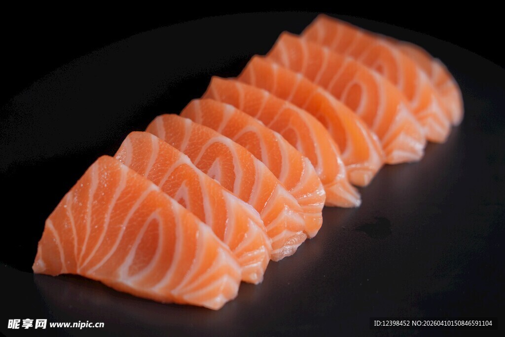 新鲜三文鱼切片