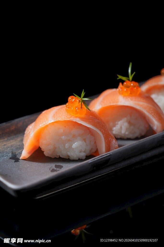 美味三文鱼寿司