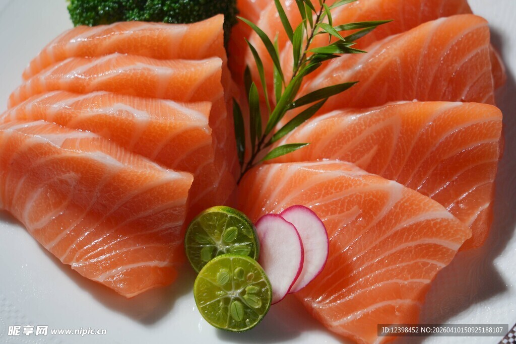 新鲜三文鱼刺身