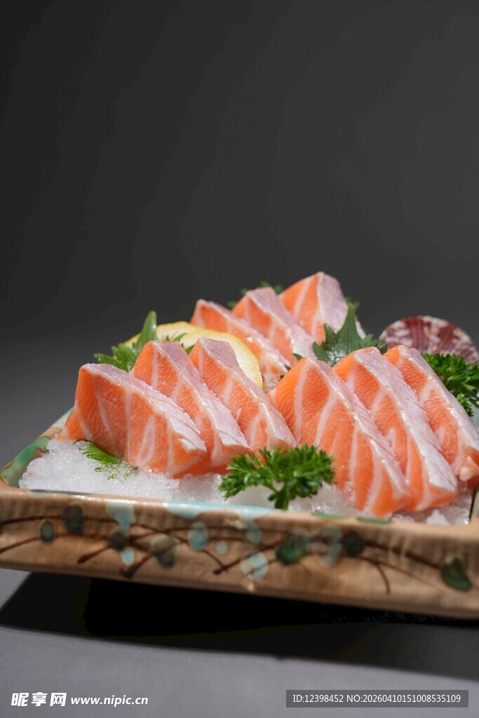 新鲜三文鱼刺身摆盘