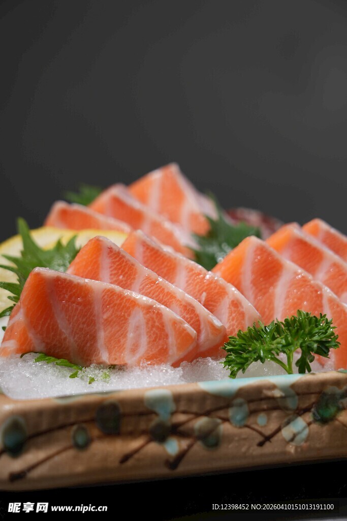 新鲜三文鱼刺身拼盘