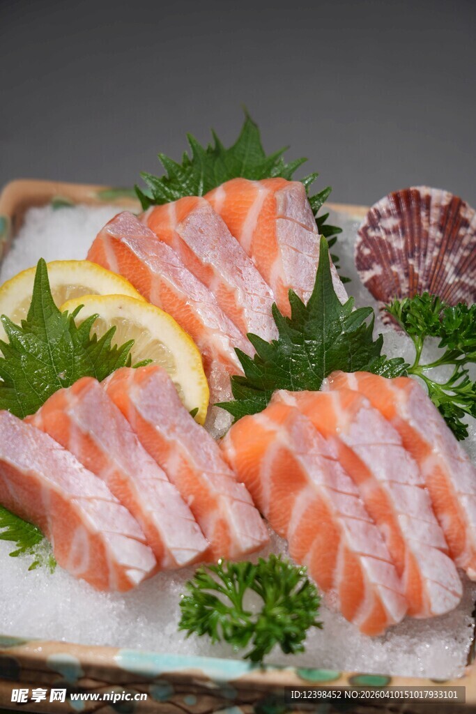 新鲜三文鱼刺身拼盘