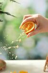 手挤橙子汁水飞溅瞬间