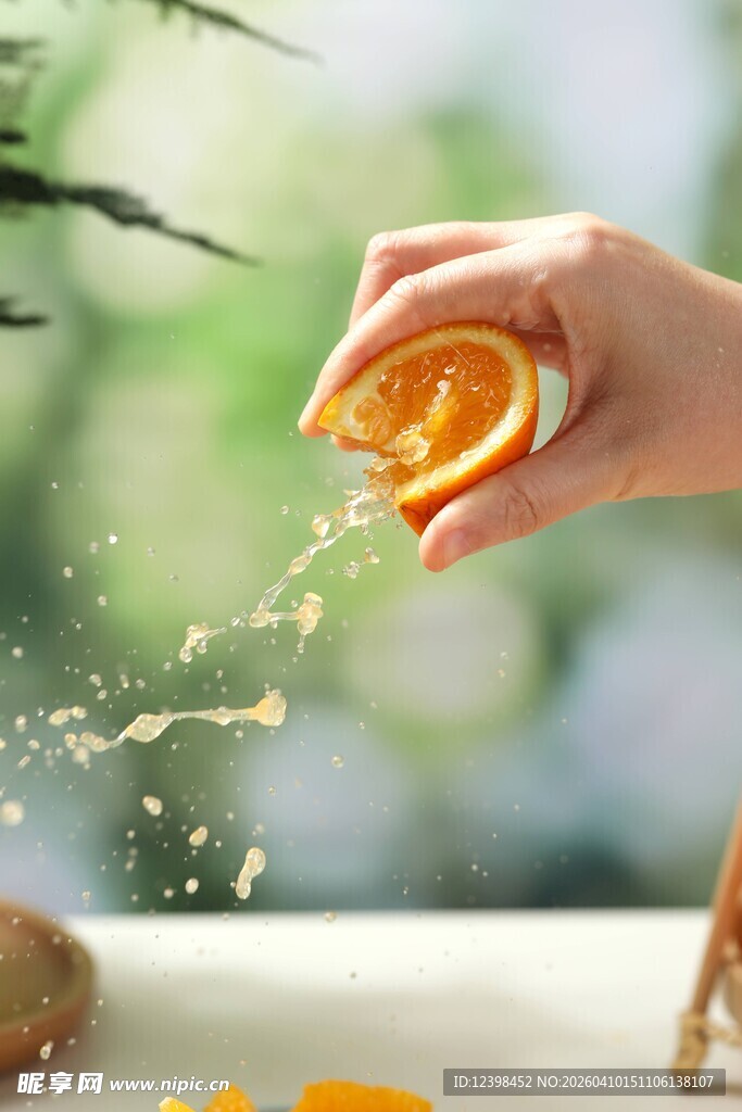 手挤橙子汁水飞溅瞬间