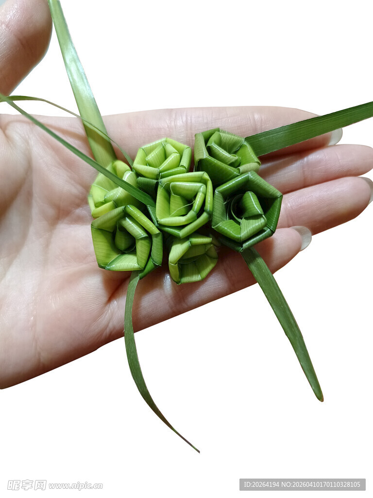 手捧绿色折纸花朵