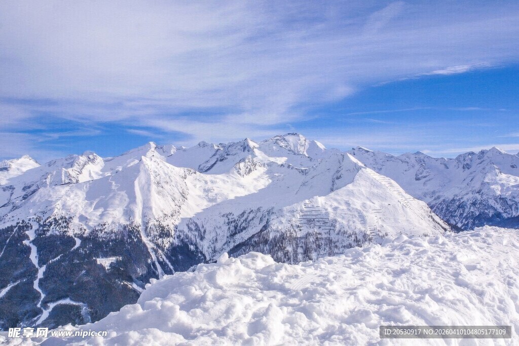 瓦卢加峰滑雪场雪峰森林滑道雪景