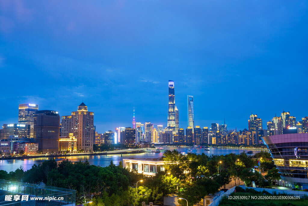 上海陆家嘴地标现代城市夜景河畔