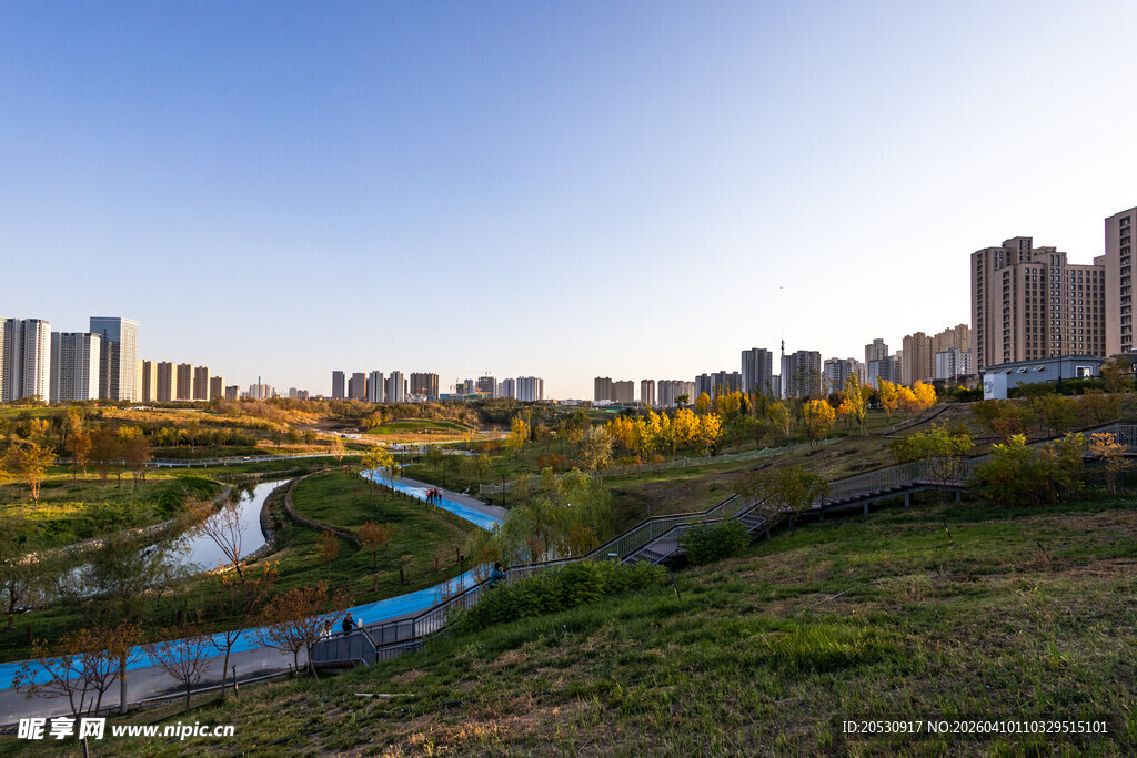夕阳下的乌鲁木齐文化中心公园