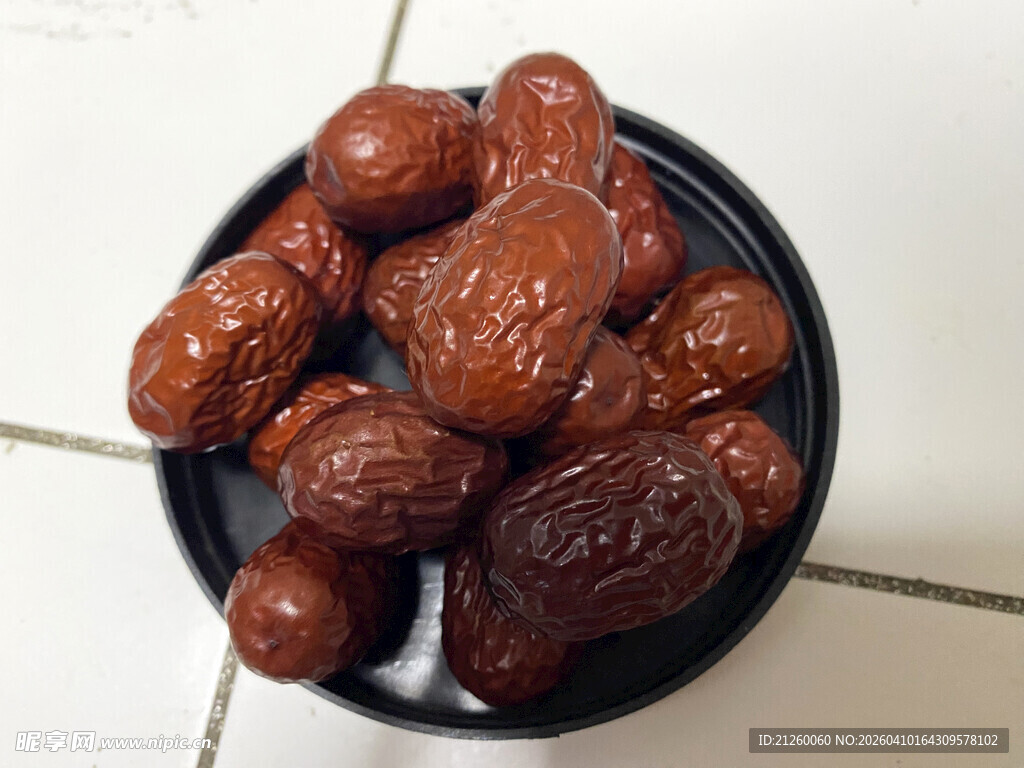 盘中红枣色泽诱人