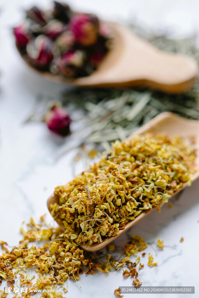 木勺中的桂花及玫瑰干花