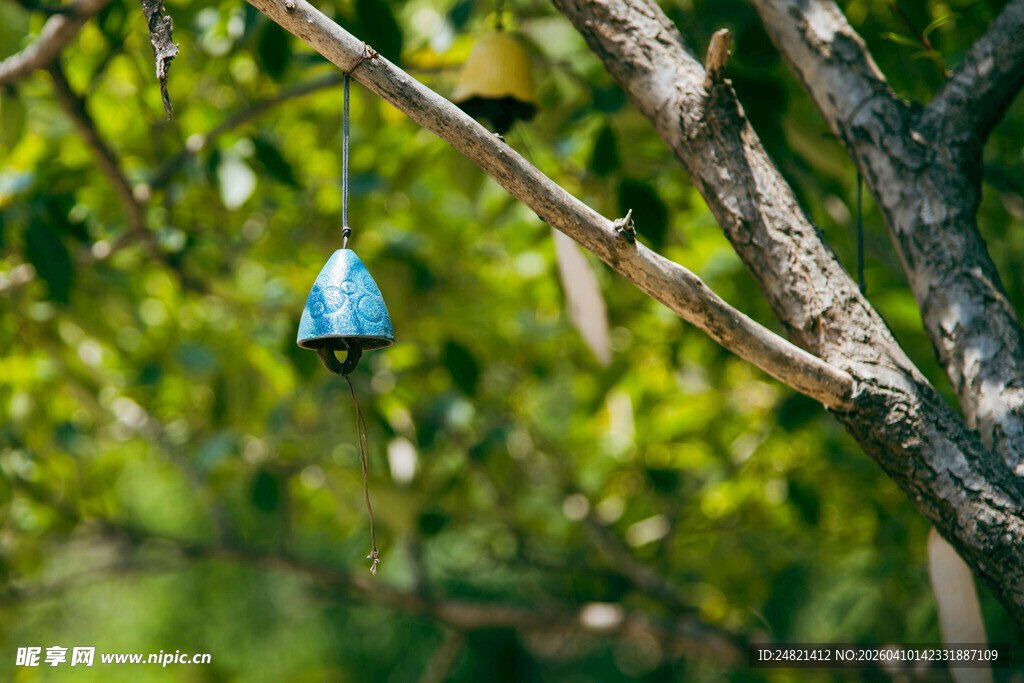 树枝上的蓝色风铃