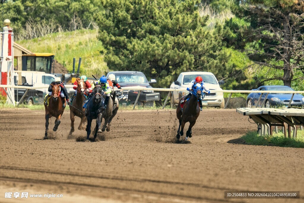 赛马场上骑手策马奔腾