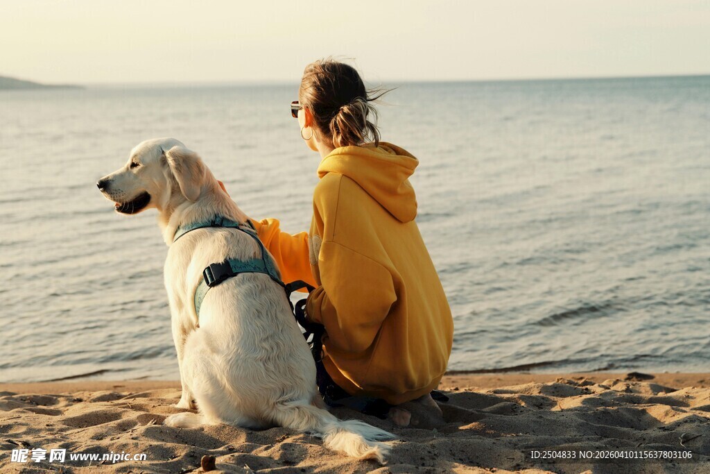 女孩与狗海边温馨时刻