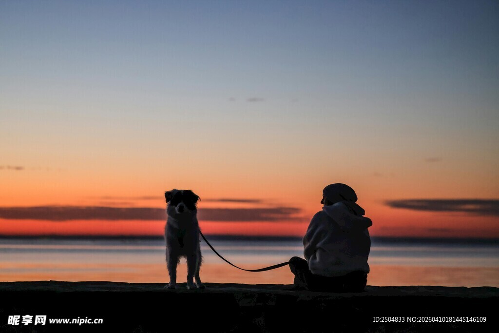 夕阳下亲子海边温馨时光