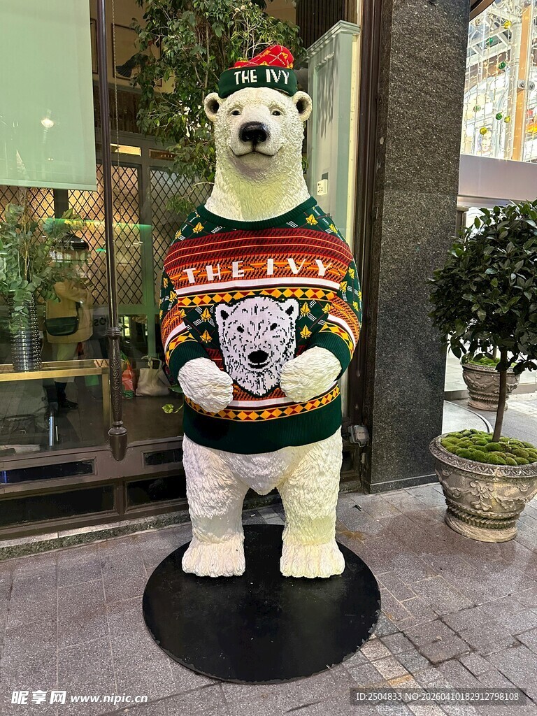 圣诞装扮的北极熊雕塑