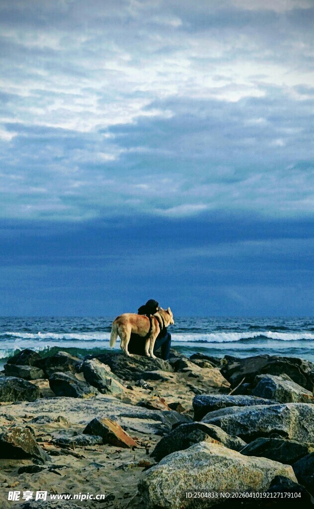 海边情侣于礁石上的浪漫时刻
