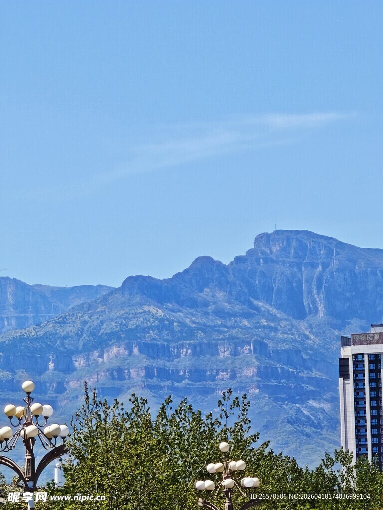 城市边的山峦风光