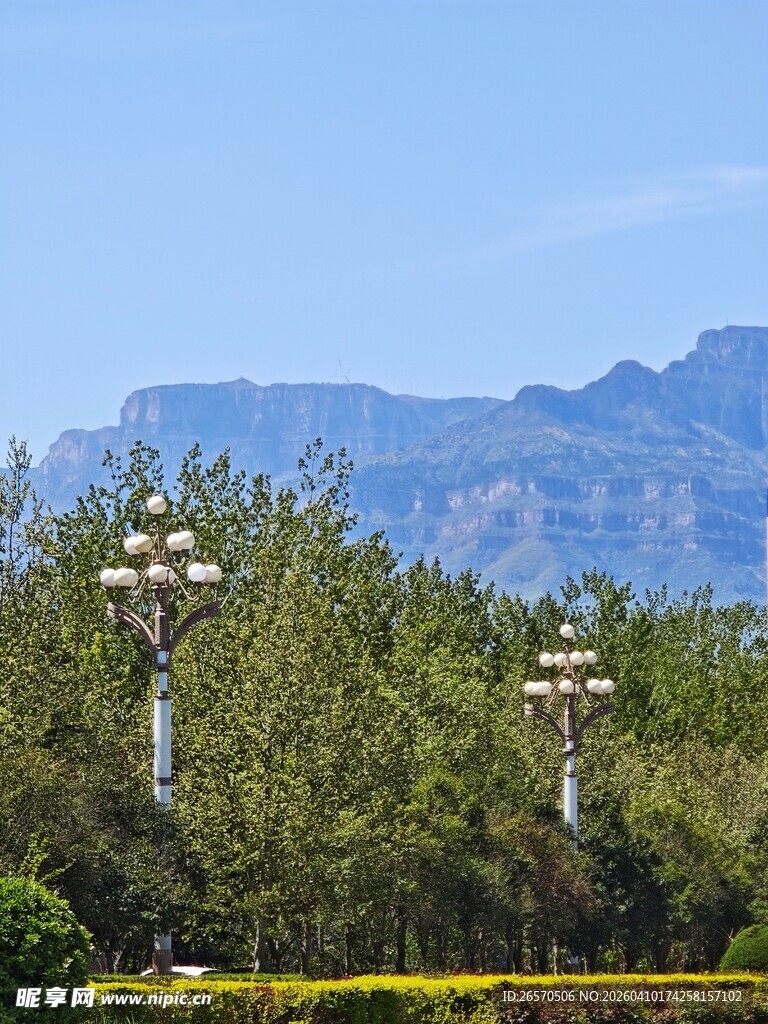 山间景致与路旁路灯