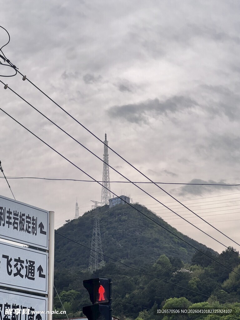 山间公路旁的电力设施景观