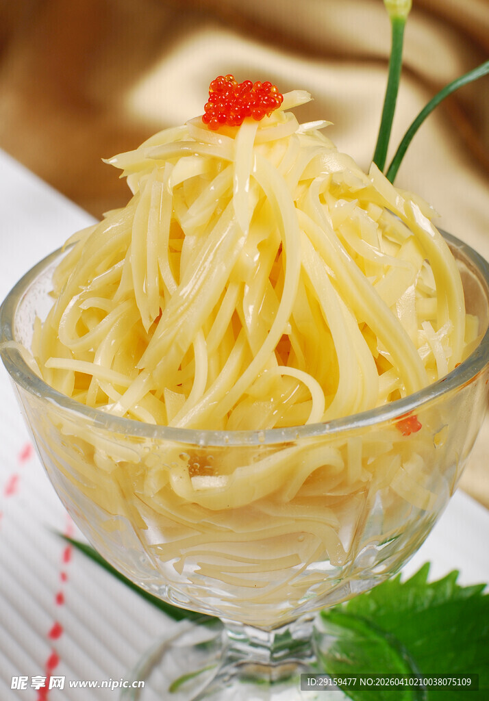 玻璃杯中诱人的土豆丝