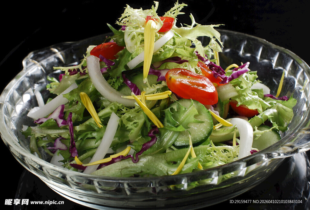 透明碗中的多彩蔬菜沙拉