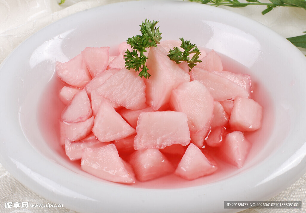 碗中粉色脆嫩腌萝卜块